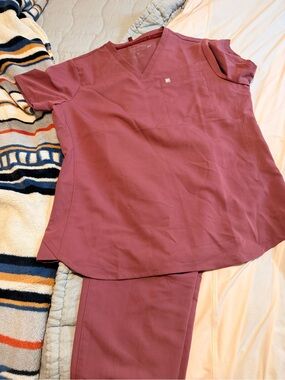 Women's Fabletics Mauve V-Neck Scrub set